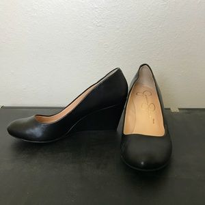 Round toe wedge flats